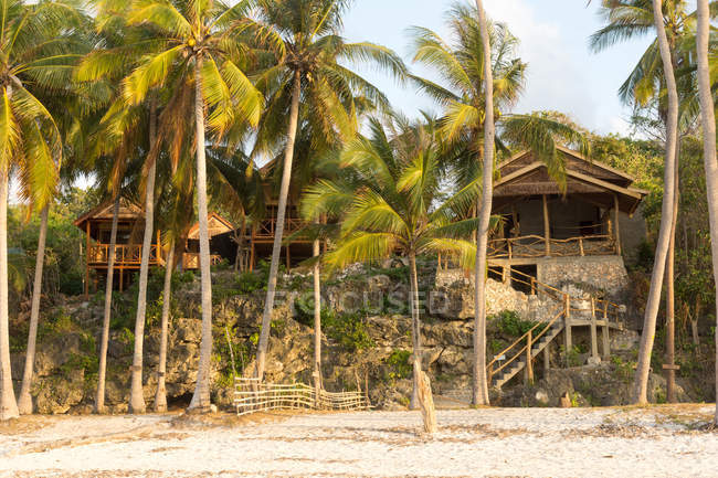 Indonésia, Sulawesi Selatan, Bulukumba, casas de praia na costa tropical com palmas — Fotografia de Stock
