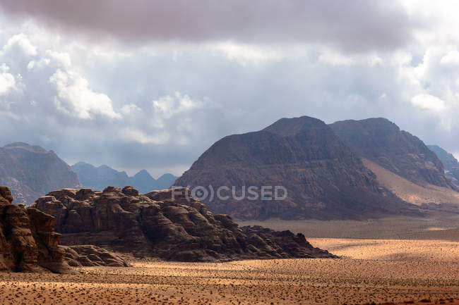 Jordan, Aqaba Governorate, Wadi Rum, Notável Skullformation, The Wadi Rum é um planalto alto do deserto no sul da Jordânia, paisagem desértica cênica — Fotografia de Stock