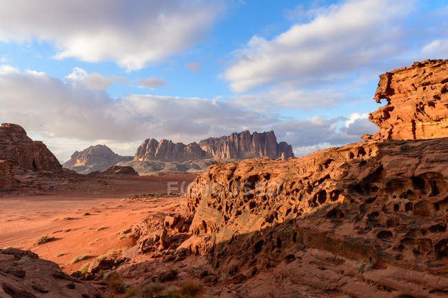 Jordania, Aqaba Gouvernement, Wadi Rum, Wadi Rum es una meseta alta del desierto en el sur de Jordania, paisaje desértico escénico con montañas al atardecer - foto de stock