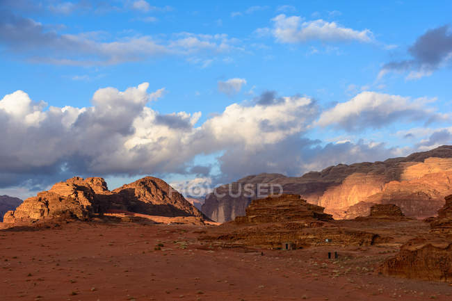 Jordania, Aqaba Gouvernement, Wadi Rum, Wadi Rum es una meseta alta del desierto en el sur de Jordania. Vista panorámica del paisaje del desierto - foto de stock