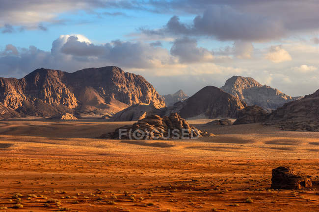 Jordan, aqaba gouvernorate, wadi rum, bemerkenswerte Schädelbildung, der wadi rum ist ein Wüsten-Hochplateau im Süden jordans, malerische Wüstenlandschaft mit Bergen bei Sonnenuntergang — Stockfoto