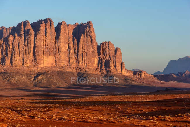 Jordania, provincia de Aqaba, ron Wadi, notable formación de calaveras, el ron Wadi es una meseta alta del desierto en el sur de Jordania, paisaje desértico escénico con montañas al atardecer - foto de stock