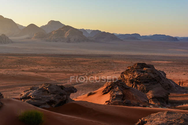 Jordan, Aqaba Gouvernement, Wadi Rum, Wadi Rum é um alto planalto no sul da Jordânia. Paisagem do deserto do pôr-do-sol — Fotografia de Stock