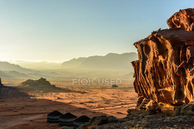 Jordan, aqaba gouvernorate, wadi rum, bemerkenswerte Schädelbildung, der wadi rum ist ein Wüsten-Hochplateau im Süden jordans, malerische Wüstenlandschaft mit Bergen — Stockfoto