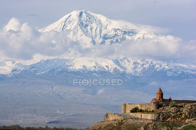 Armenia, provincia de Ararat, monasterio, situado en el contexto de Ararat - foto de stock