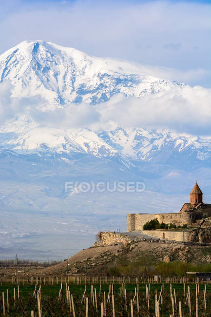 Armenia, Ararat Province, The monastery, set against the backdrop of the Ararat, is a national symbol of Armenia — Stock Photo