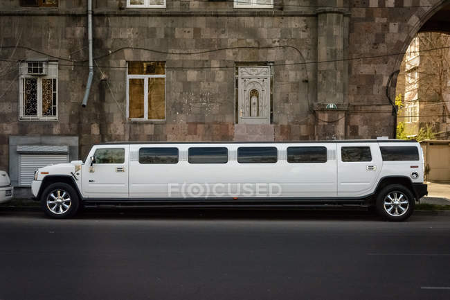 Armenien, yerevan, kentron, luxuriöse limousine in yerevan street — Stockfoto