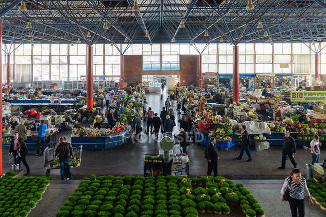Vue d'angle de la halle du marché à Kentron, Erevan, Arménie , — Photo de stock