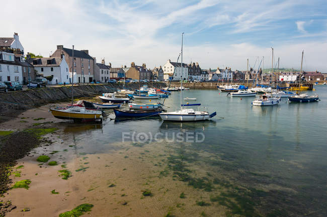 Reino Unido, Escocia, Aberdeenshire, Stonehaven, Paisaje urbano de la pequeña ciudad portuaria - foto de stock