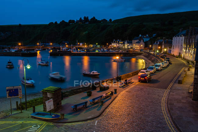 Великобритания, Шотландия, Абердишир, гавань Стоунхейвен ночью — стоковое фото
