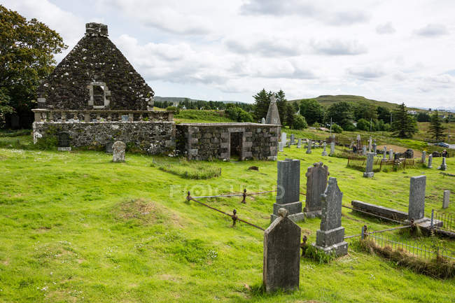 Reino Unido, Escocia, Highlands, Isla de Skye, Duirinish, Cemetery of St. Mary 's Church - foto de stock