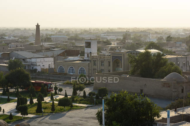 Uzbekistan, provincia di Xorazm, Xiva, Forte di Chiwa, paesaggio urbano al sole della sera dall'alto — Foto stock
