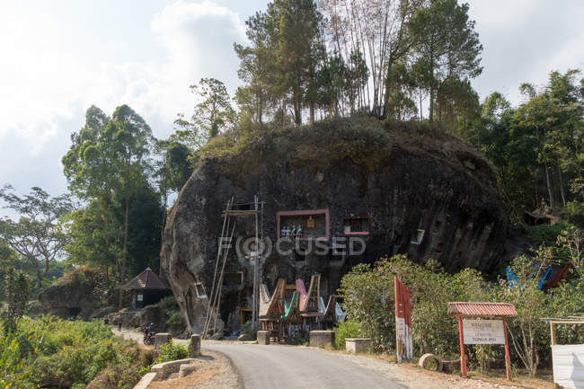 Indonésia, Sulawesi Selatan, Toraja Utara, túmulos de rocha com capela, túmulos de rocha, culto à morte — Fotografia de Stock