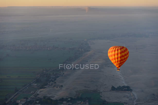 Egipto, Nuevo Valle Gouvernement, vuelo en globo sobre Luxor - foto de stock