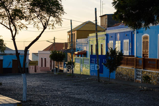 Cabo Verde, Fogo, São Filipe, casas coloridas na rua da cidade perto do vulcão Fogo . — Fotografia de Stock