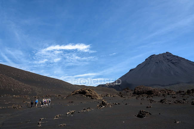 Cape Verde, Fogo, Santa Catarina, Tourists group in deserted landscape hiking to the volcano Fogo — Stock Photo