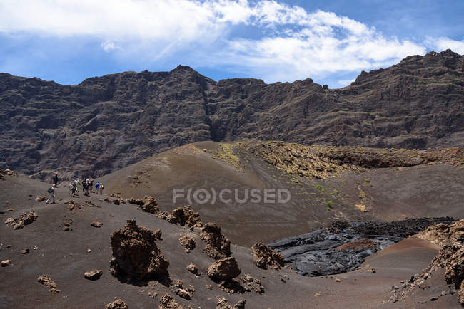 Cape Verde, Fogo, Santa Catarina, Tourists group in deserted landscape hiking to the volcano Fogo — Stock Photo