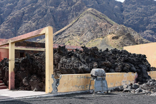 Cabo Verde, Fogo, Santa Catarina, brote de casas destruidas en Caldeira - foto de stock