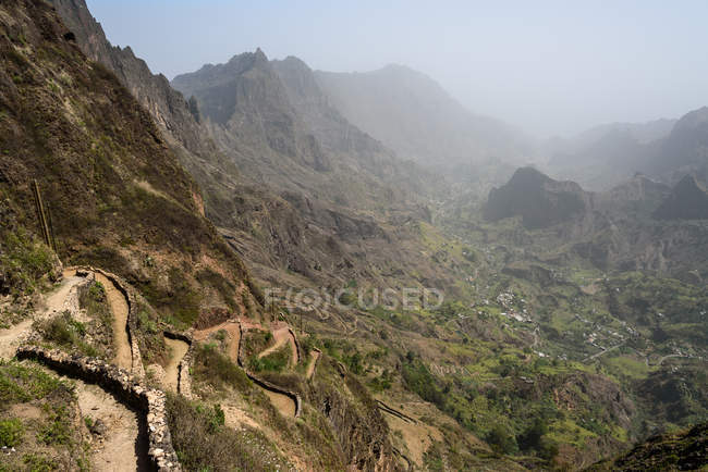 Cabo Verde, Santo Antão, Caibros de Ribeira de Jorge, Trilha montanhosa, aldeia no vale — Fotografia de Stock