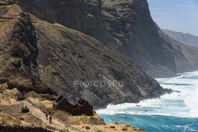 Capo Verde, Santo Antao, Turisti sulla strada da scenografica costa rocciosa con vecchi ruderi — Foto stock