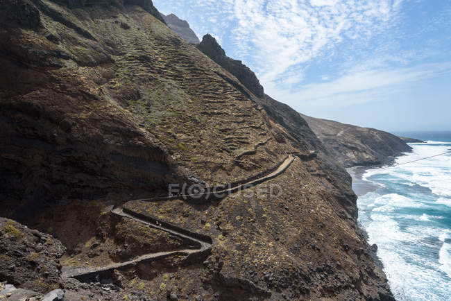 Кабо-Верде, Santo Antao, мальовничий скелястий берег подання з дороги на краю — стокове фото