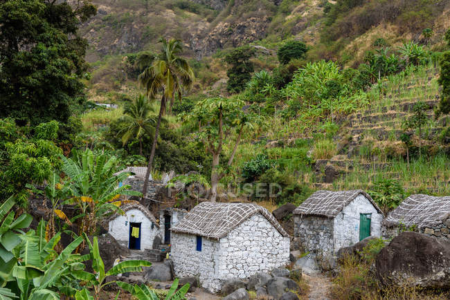 Cabo Verde, Santo Antão, Paulo, cabanas rurais em verde Valle do Paul — Fotografia de Stock