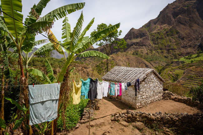Cabo Verde, Santo Antao, Paul, escena rural en la aldea Valle do Paul, tendedero por cabaña - foto de stock