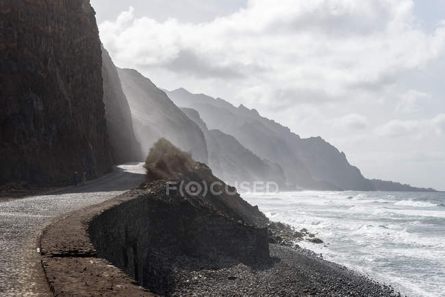 Cabo Verde, Santo Antao, A Costa de Santo Antao com estrada pela costa rochosa — Fotografia de Stock