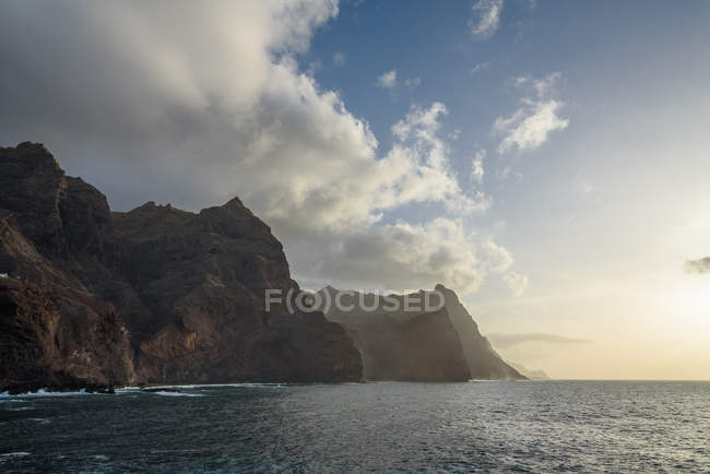 Cabo Verde, Santo Antao, Ponta do Sol, Costa de Santo Antao, Marina rochosa panorâmica com céu nublado — Fotografia de Stock