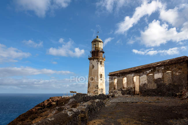 Cap Vert, Santo Antao, La côte de Santo Antao avec bâtiment phare, paysage marin sur fond — Photo de stock
