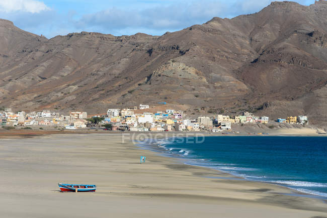 Capo Verde, Sao Vicente, Sao Pedro, Paesaggio costiero panoramico con villaggio costiero e barca sulla riva — Foto stock