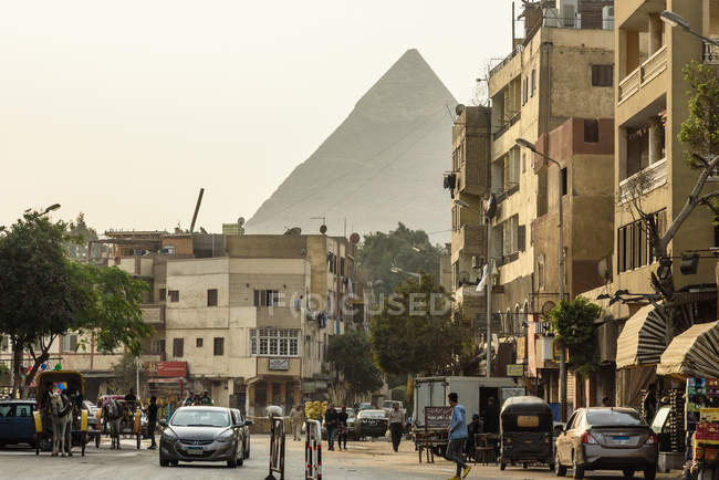 Egipto, Giza Gouvernement, El Cairo, El distrito de Gizah cerca de las pirámides - foto de stock