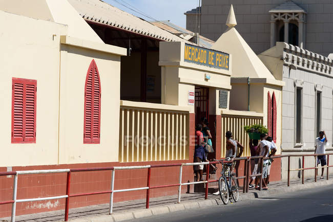 Cabo Verde, Mindelo, edificio exterior del mercado de pescado - foto de stock