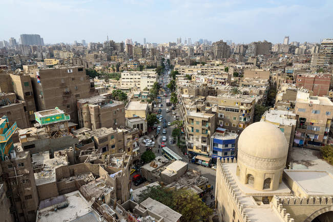 Egipto, La gobernación de El Cairo, El Cairo, vista desde el Minarete de la Mezquita Ibn Tulun, paisaje urbano desde arriba - foto de stock