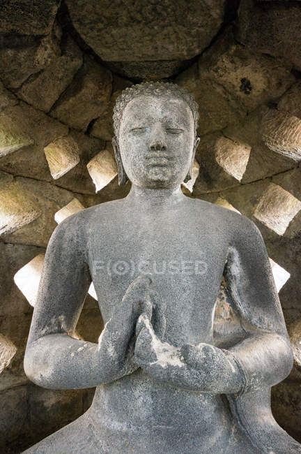 Indonesia, Java Tengah, Magelang, estatua en el complejo del templo de Borobudur, templo Buddhist - foto de stock