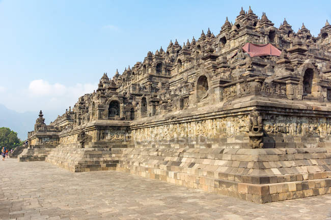 Indonesia, Java Tengah, Magelang, Complejo del Templo de Borobudur, Complejo arquitectónico del Templo Budista - foto de stock