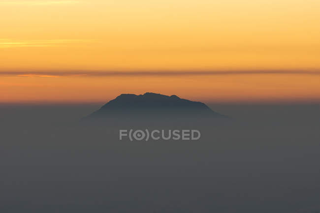 Indonésia, Java Tengah, Wonosobo, Stratovulkan Gunung Sumbing no nevoeiro — Fotografia de Stock