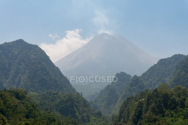 Indonésia, Java, Sleman, paisagem de montanha com vista para o vulcão Merapi — Fotografia de Stock