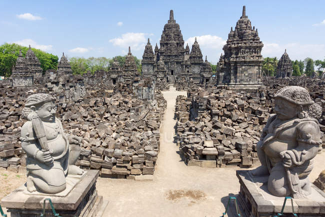 Indonesia, Java Tengah, Klaten, Sewu Temple, statues by Buddhist Temple — Stock Photo