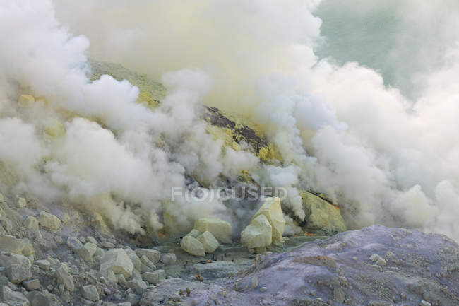 Indonesien, Java Timur, Bondowoso, gelbe Schwefelsteine am rauchenden Vulkan Ijen — Stockfoto