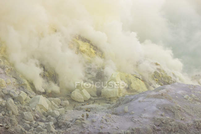 Indonesia, Java Timur, Bondowoso, Azufre rompió en el volcán - foto de stock