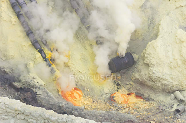 Indonésia, Java Timur, Bondowoso, enxofre líquido no vulcão Ijen — Fotografia de Stock