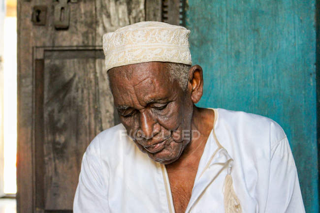 Sanitäter im weißen Mantel, Insel Pemba, Sansibar, Tansania — Stockfoto
