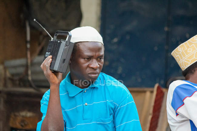 Afrikanischer Mann mittleren Alters mit Radio, Sansibar Steinstadt, Sansibar Stadt, Tansania — Stockfoto
