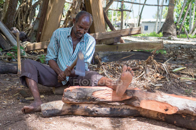 Lavorazione del legno con ascia, Dhau-Bau, Nungwi, Zanzibar, Tanzania — Foto stock