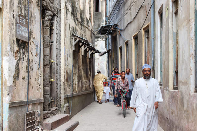 Tanzania, Zanzibar Stone Town, people walking at alley — Stock Photo