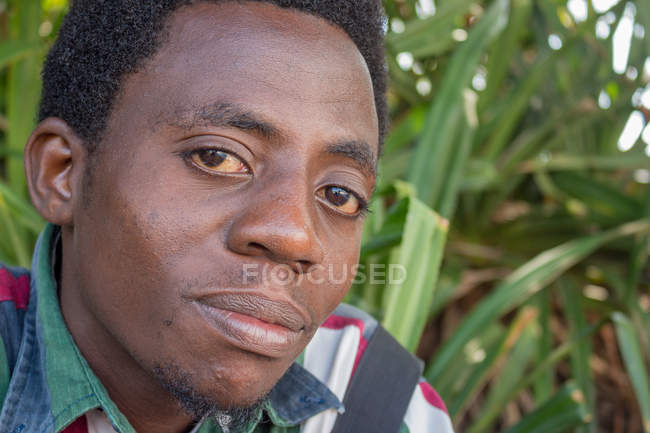 Retrato del hombre africano, Ciudad de Zanzíbar, Zanzíbar, Tanzania - foto de stock