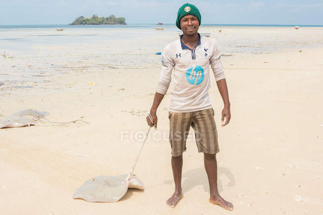 Ritratto di un pescatore sulla spiaggia di Ray Fang, Zanzibar City, Zanzibar, Tanzania , — Foto stock