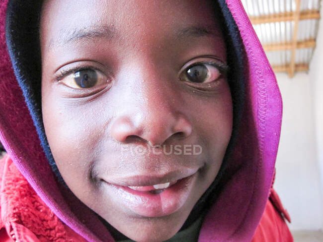 Lesotho, Thaba-Tseka, Drakensberg, a close-up of an African girl, Cheerful child — стокове фото