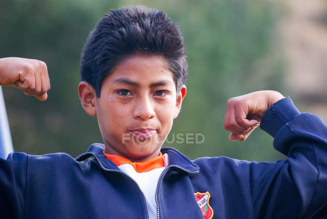 Перуанский мальчик на размытом фоне, Урубамба, Перу — стоковое фото